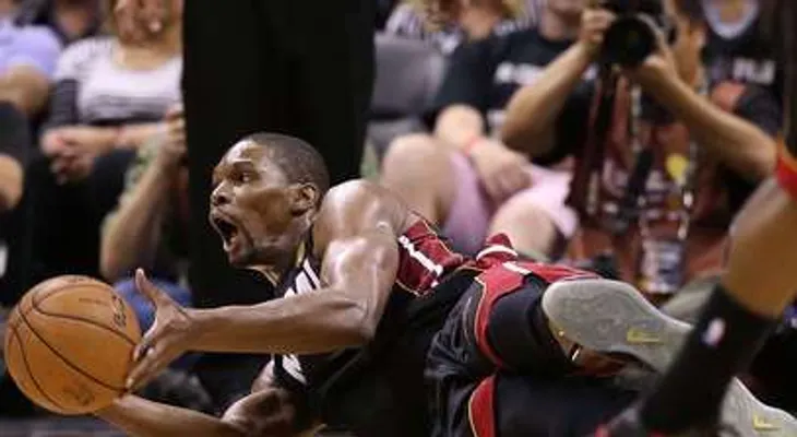 Bosh multado por simulación durante cuarto partido de las finales de la NBA