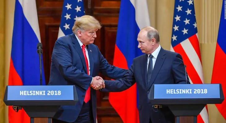 Putin le dio a Trump un balón de fútbol que podría tener un chip transmisor