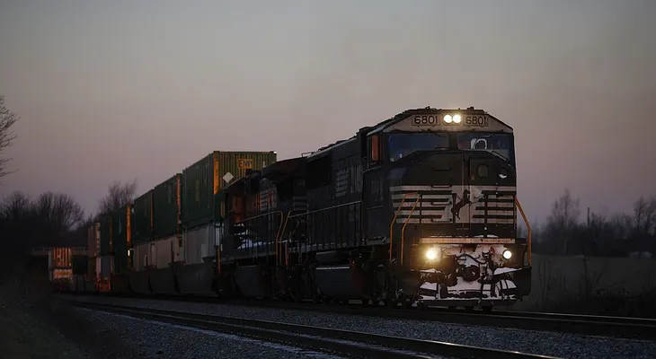 Descarrilamiento de un tren en Nueva York causa derrame de sustancias peligrosas