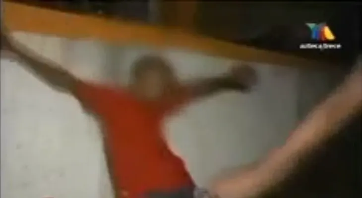 Fantasma ataca un niño frente cámaras de Televisión (Video)