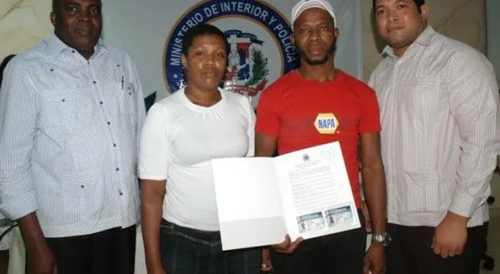 Interior y Policía entrega 126 carnés a extranjeros regularizados
