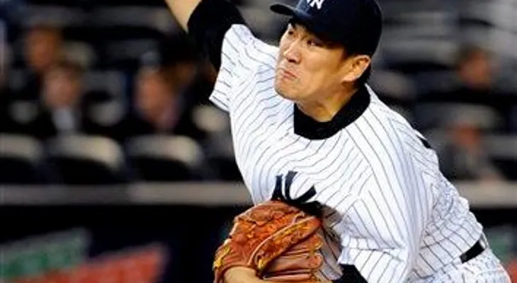 Tanaka poncha a 10 en debut en Yankee Stadium