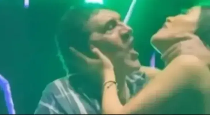 Provoca repudio e indignación acoso de Poncho Zuleta a la cantante Karen Lizarazo, en pleno concierto