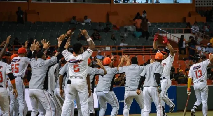 Toros del Este remontan ante Águilas con tres jonrones y bullpen dominante