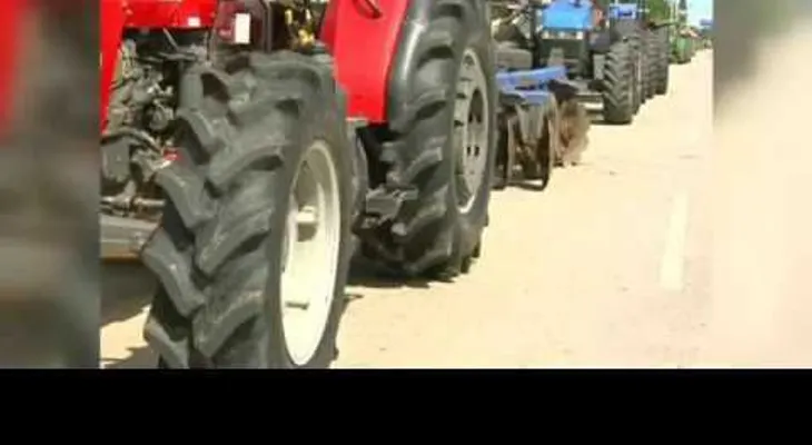 Propietarios de tractores paralizan unidades en protesta por licitación de Agricultura