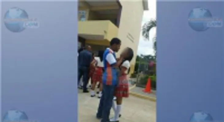 Cancelan maestro que supuestamente simulaba un beso con una estudiante