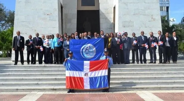 Superintendencia de Bancos deposita ofrenda en el Altar de la Patria