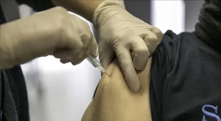 Una dosis de AstraZeneca o Pfizer reduce la infección, revela estudio
