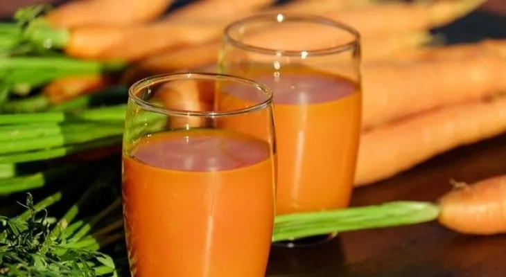 Un batido saludado de smoothie de zanahoria y naranja