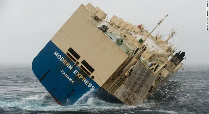 Último intento para enderezar un buque de carga a la deriva en Francia