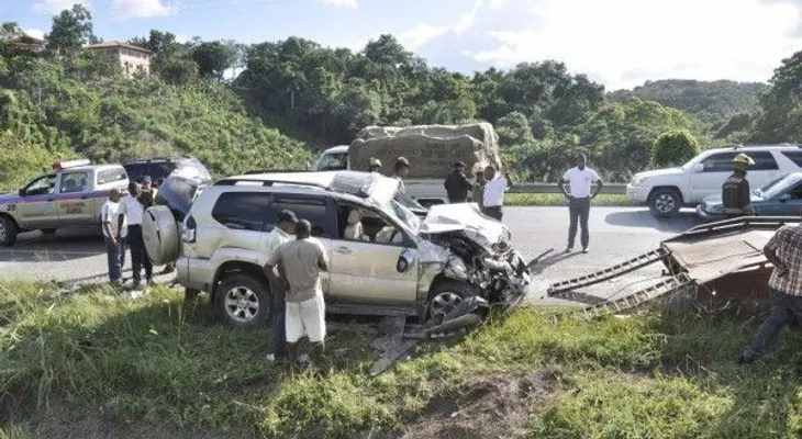 Cinco muertos y dos heridos al chocar de frente jeepeta y carro