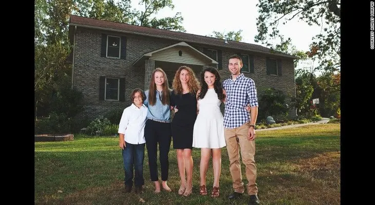 Con tutoriales de YouTube está mamá construyó su propia casa