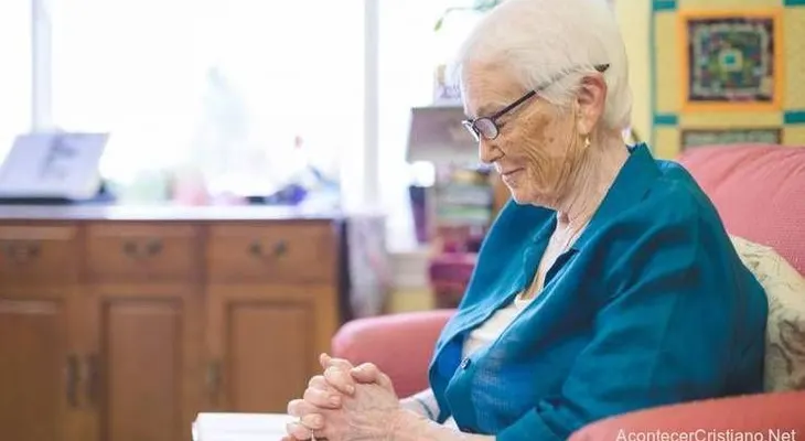 Desalojan viuda de 86 años de apartamento porque evangeliza vecinos