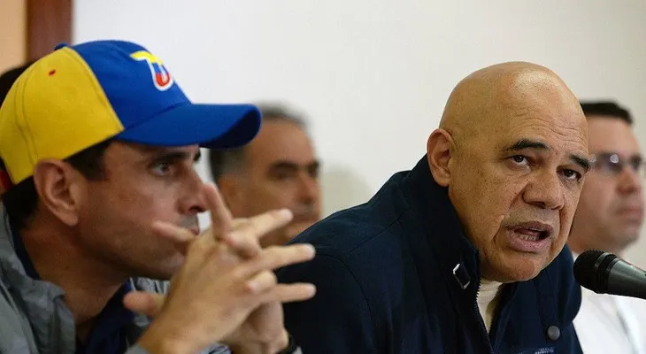 Prohíben a los opositores Henrique Capriles y Jesús Torrealba salir de Venezuela