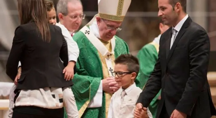 Papa pide olvidar prejuicios en inicio de sínodo de familia