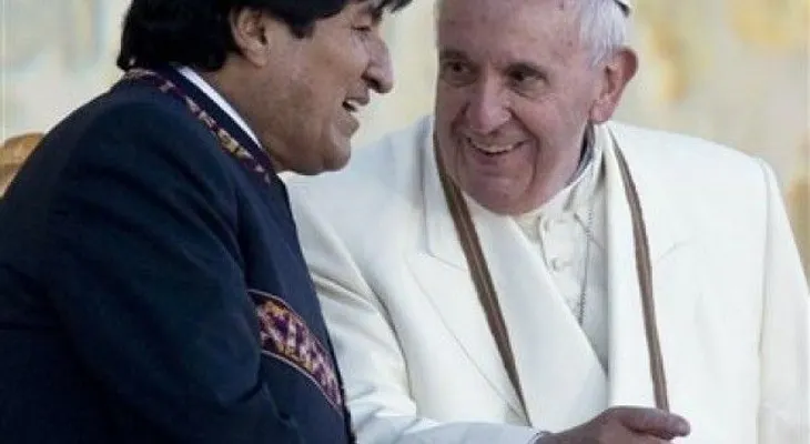 Papa Francisco inicia visita a Bolivia; es recibido por Evo Morales