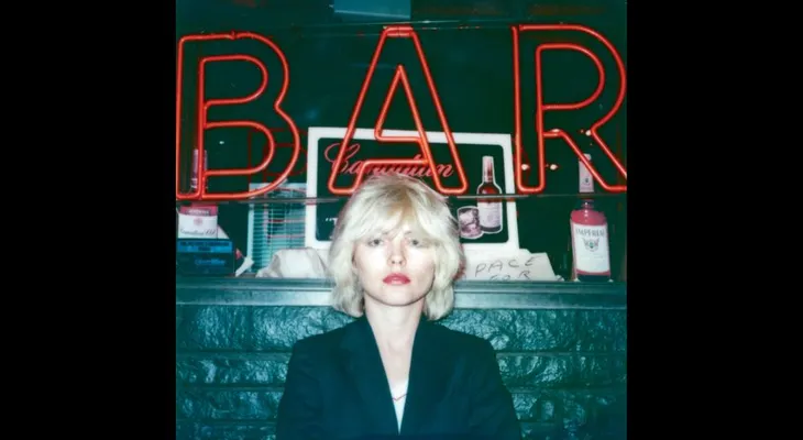 Polaroids retratan la vida de icónicos artistas en Nueva York