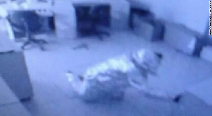 Ladrones intentan burlar la alarma de un banco con un traje de papel aluminio