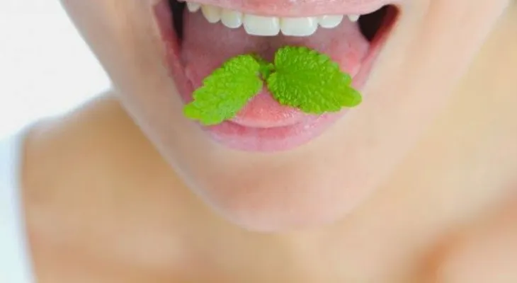 Cómo eliminar el mal aliento de forma efectiva y natural