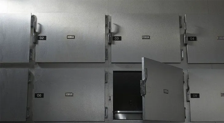 Lo dieron por muerto, pero despertó en el refrigerador de una morgue, pidiendo que le abrieran la puerta 