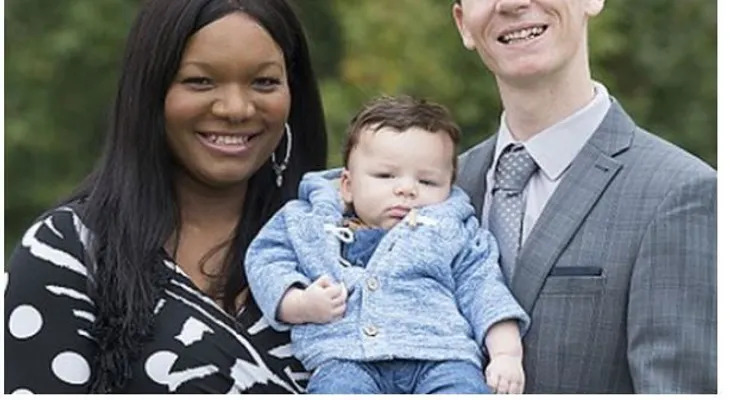 Mujer negra tiene hijo blanco con ojos azules
