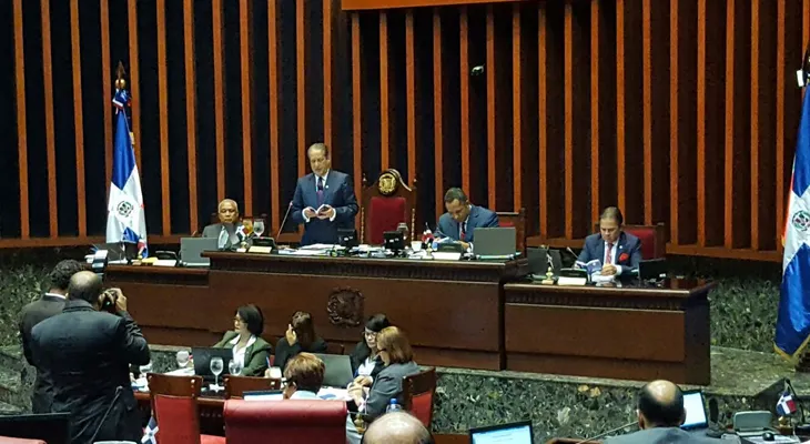 Senadores justifican aumento de sueldos a RD$320 mil