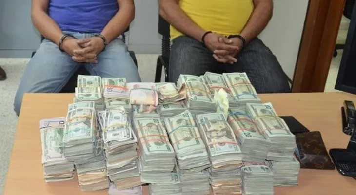 DNCD apresa dos hermanos, le ocupa US$313,473 dólares