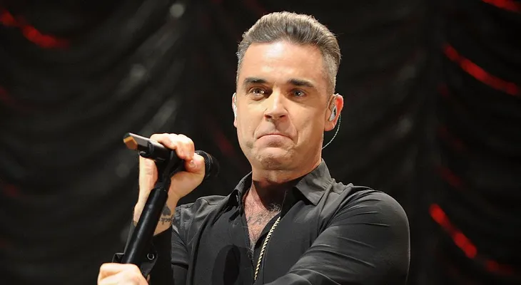 Así responde Robbie Williams a las críticas por limpiarse las manos tras saludar a sus fanáticos