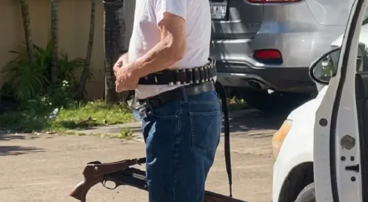 Hombre amenaza con escopeta y cinturón de municiones durante pleito por choque en Ciudad Juan Bosch