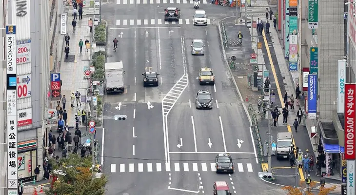 Japón repara en cuestión de días el monstruoso socavón que se tragó una intersección