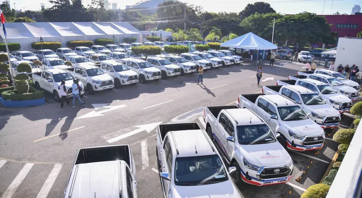 Vicepresidenta entrega 67 camionetas al Ministerio de Salud Pública para fortalecer sistema nacional de salud
