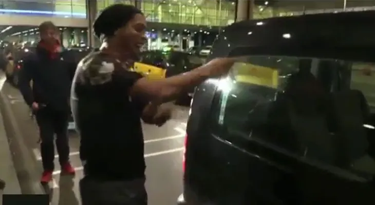 Un taxista de Barcelona casi se olvida a Ronaldinho en el aeropuerto