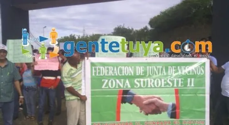 Comunitarios exigen el arreglo de calles 