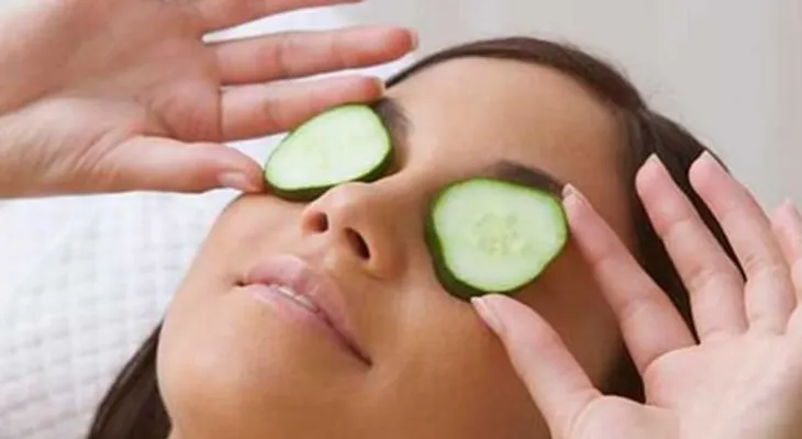 Como eliminar esas pequeñas bolsitas y ojeras que aparecen debajo de tus ojos