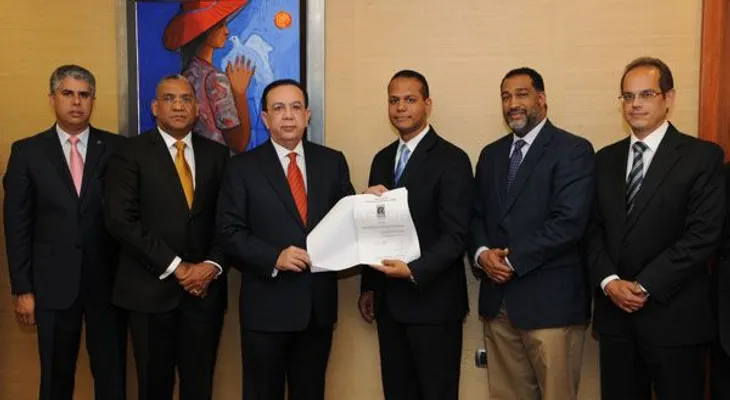 Gobernador Valdez Albizu recibe visita de XI Promoción de la EGAEE