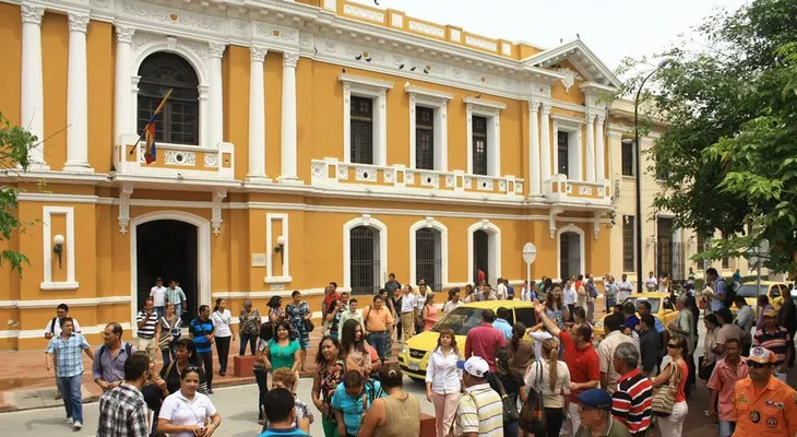 Polémica por contrato 37.000 dólares mensuales por comunicación digital de un poblado de Colombia