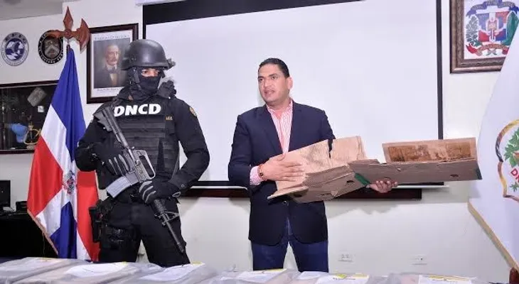 Decomisan 64 cajas con droga en un almacén del Aila