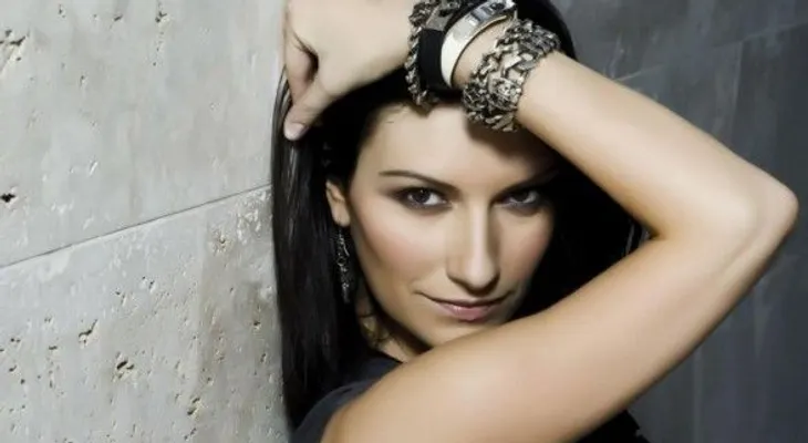 Video: Laura Pausini está indignada; habla sobre su bata abierta