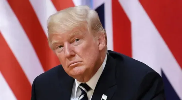Juez golpea con su martillo y declara a Trump en desacato y le impone una multa de 10 mil dólares diario