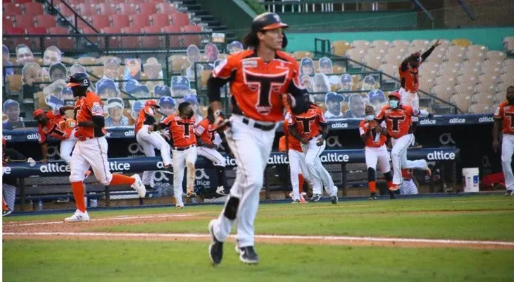Gigantes seleccionan a Espino y Peter O?Brien; Aguilas a Andy Otero y Nabil Crismatt