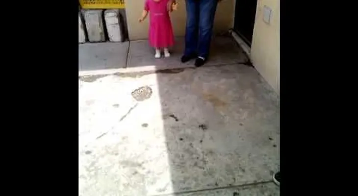Una muñeca embrujada camina cuando su dueña le agarra la mano (VIDEO)