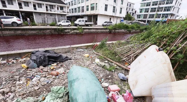 El río chino que se transformó en "sangre" sin explicación