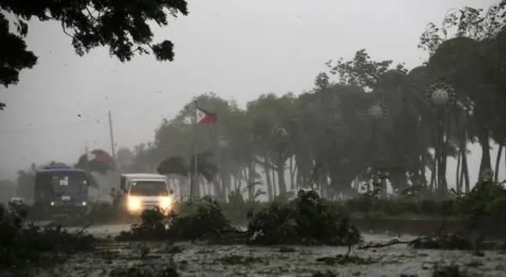Video: El tifón Rammasun causa 10 muertos y 450.000 evacuados en Filipinas