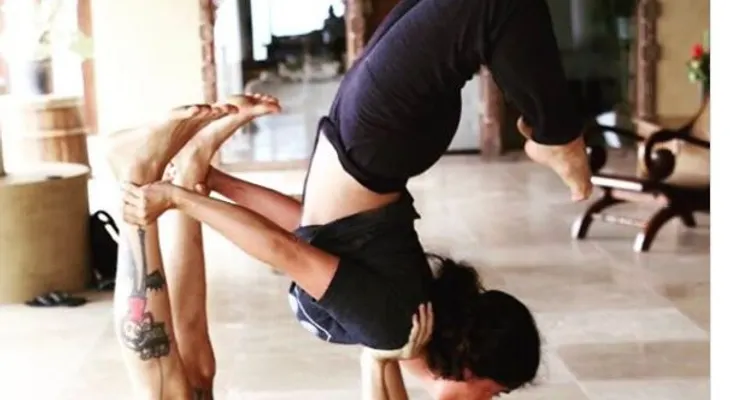 Salma Hayek en yoga acrobático 