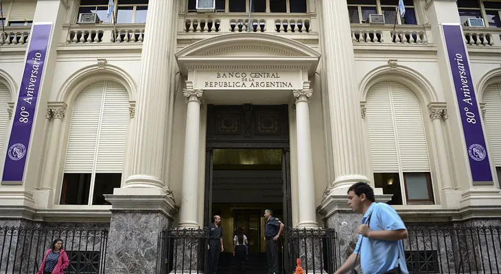 Bancos de Argentina anuncian paro nacional para reclamar pago de acuerdos salariales