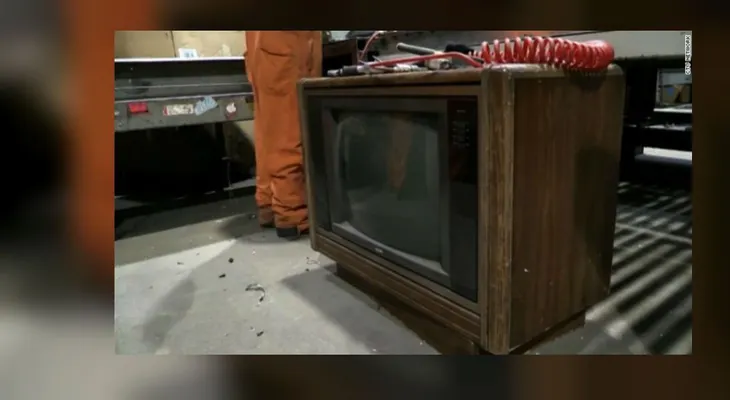 De basura a tesoro: encuentran 100.000 dólares en un viejo televisor