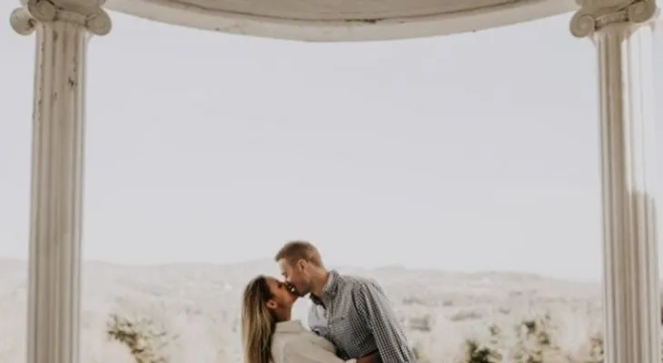 Los besos descargan erotismo y atracción sexual; cómo enamorarlo con tus besos