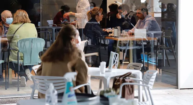 Apertura de restaurantes en EEUU han disparado los casos de covid, según estudio