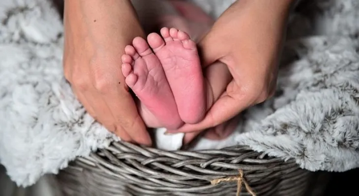 Ninguna madre debería recibir visitas justo después del parto, por estos motivos