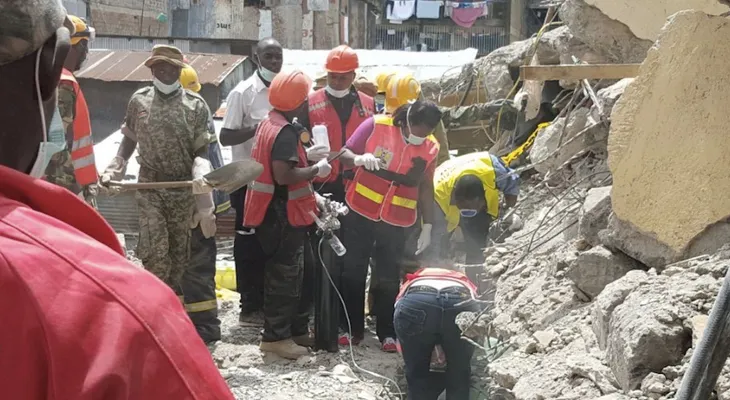 Encuentran a una mujer entre los escombros de edificio que colapsó hace 6 días